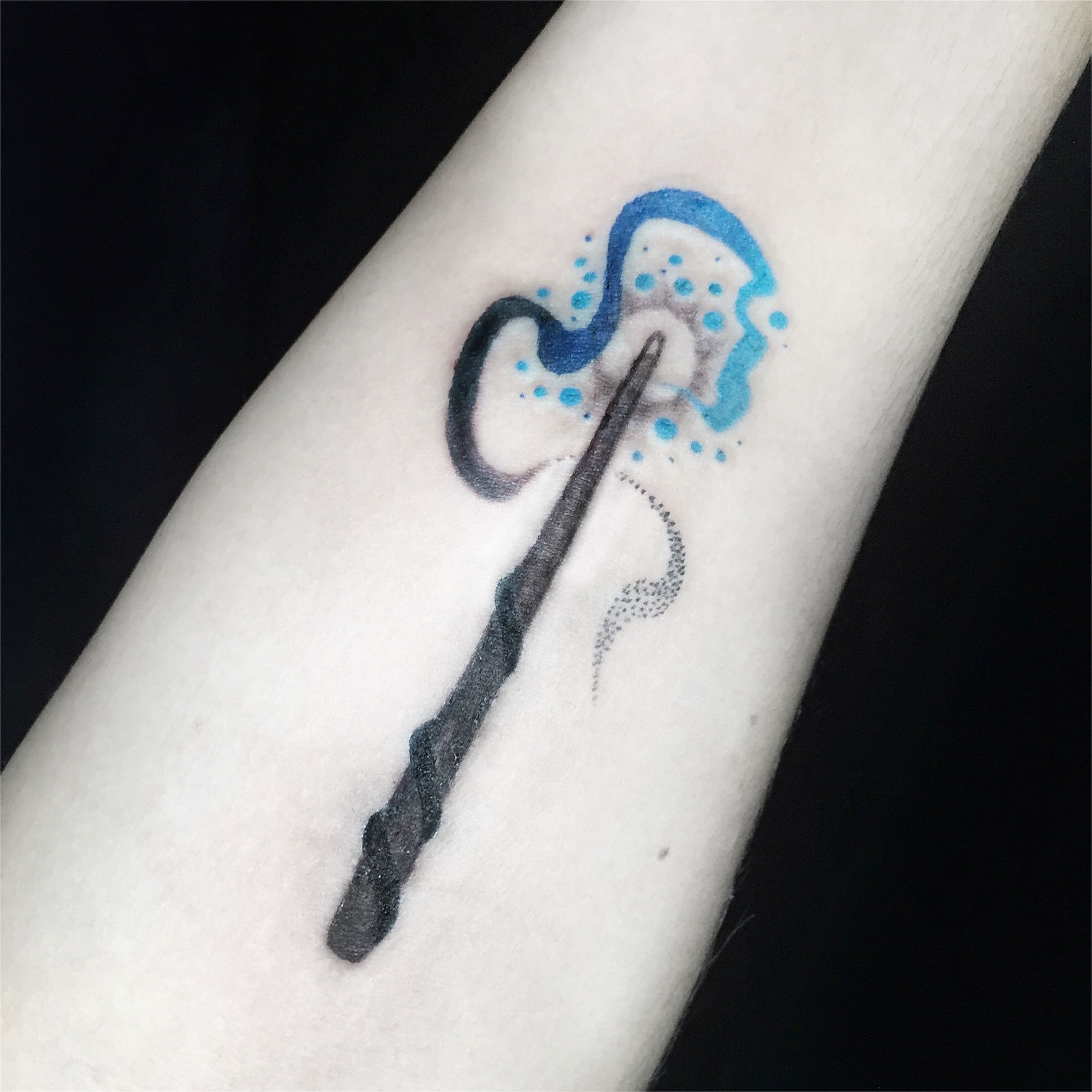 Татуировка палочка Гарри Поттера