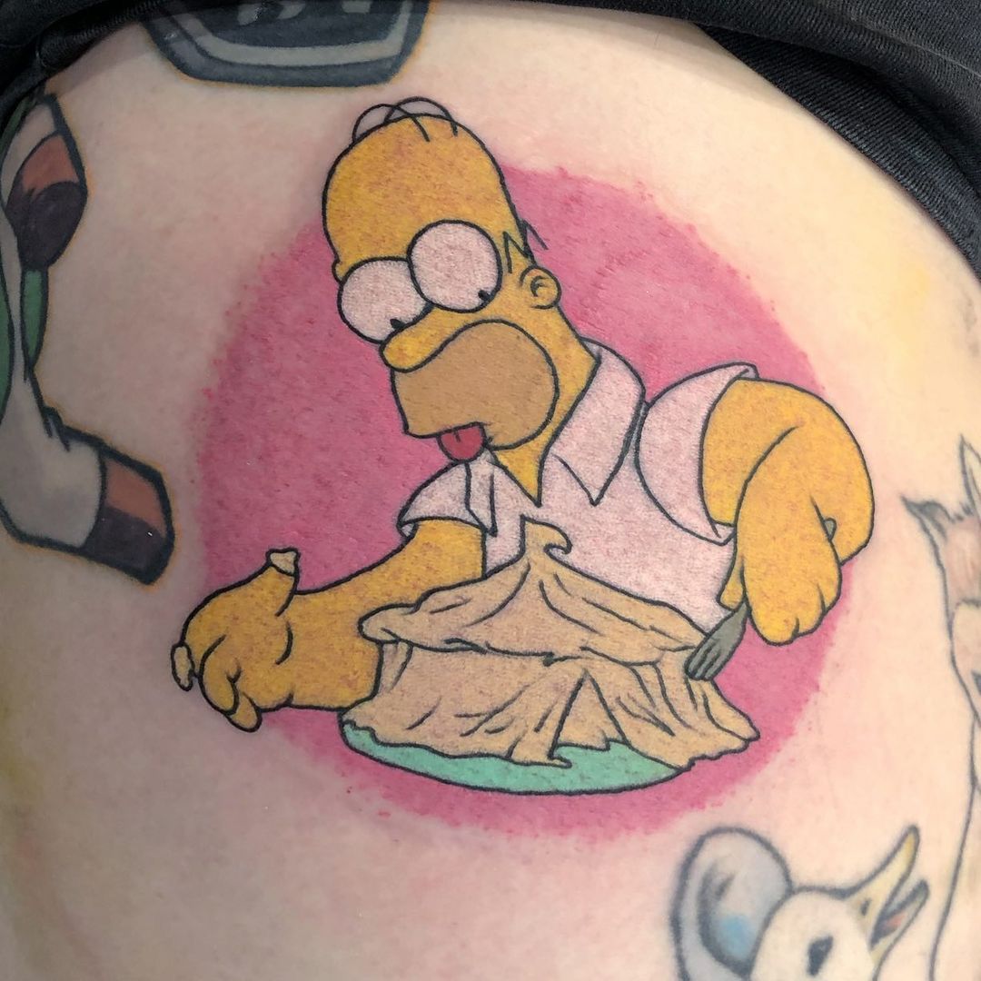 Гомер симпсон тату на губах
