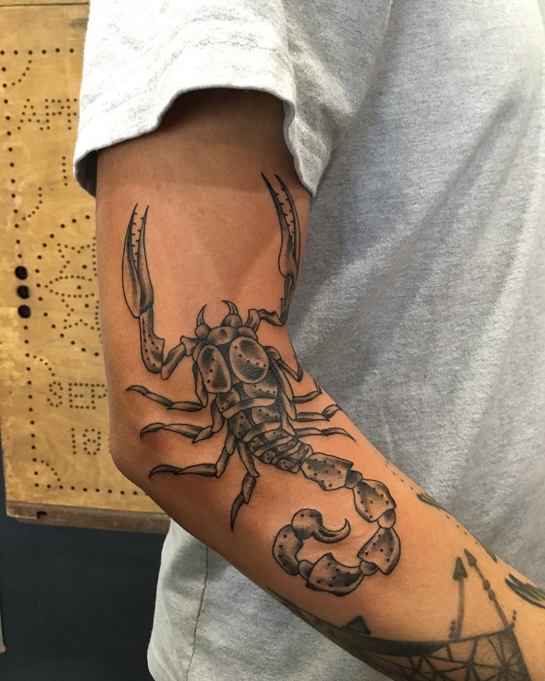 Тату Скорпион на руке мужские