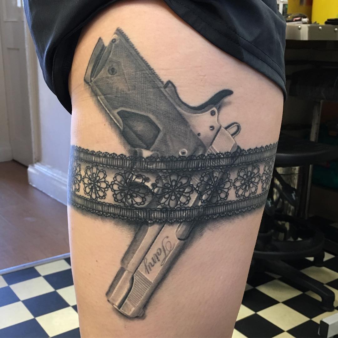 Тату пистолет на ноге у девушки (59 фото)