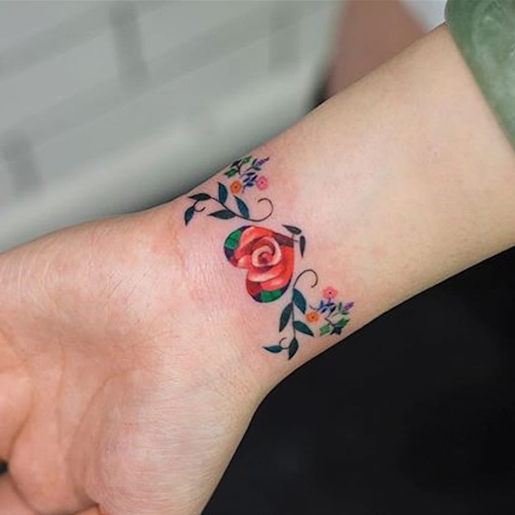 Татуировка на запястье для девушек цветная