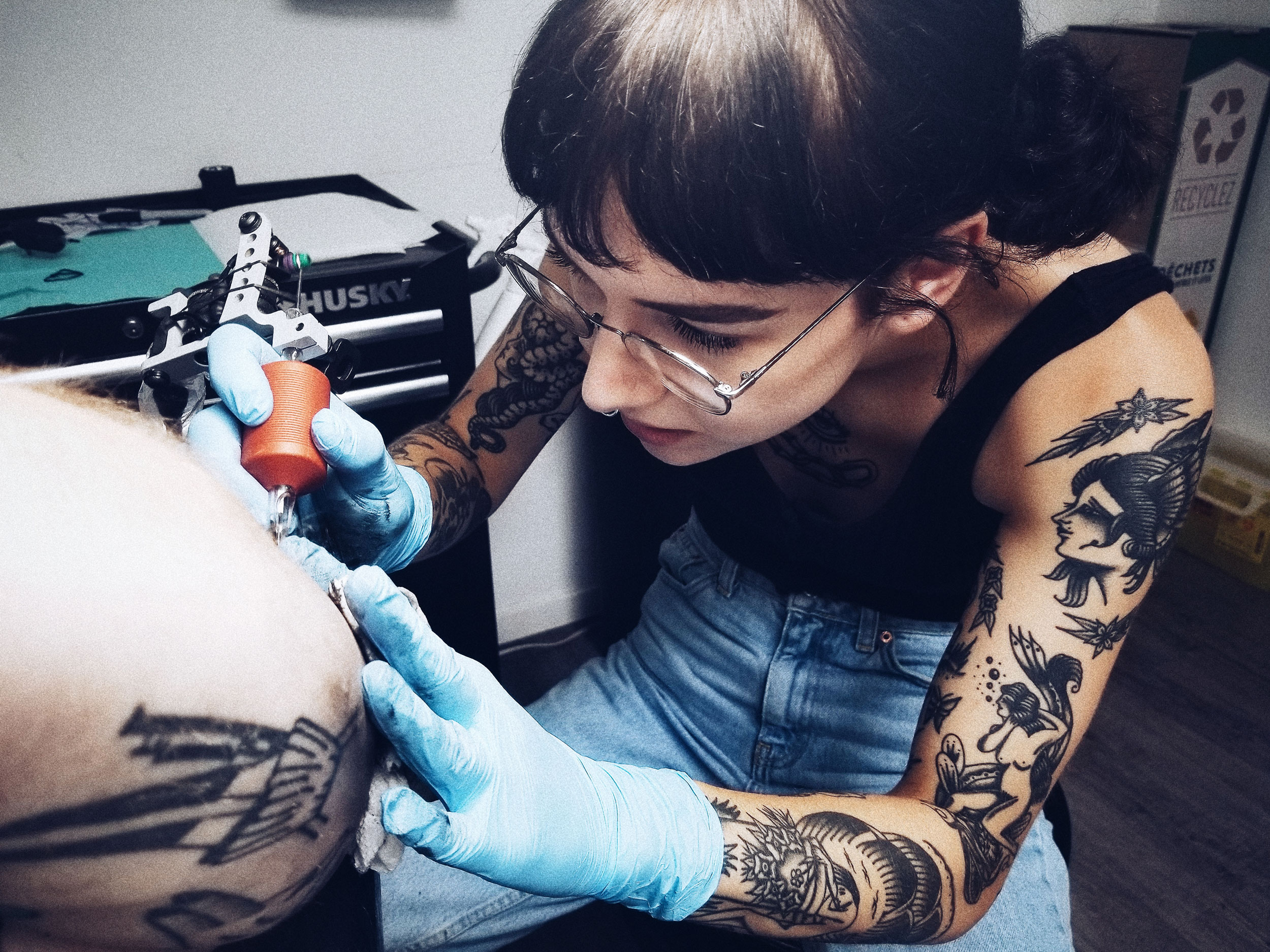 Женщина татуировщица в Москве
