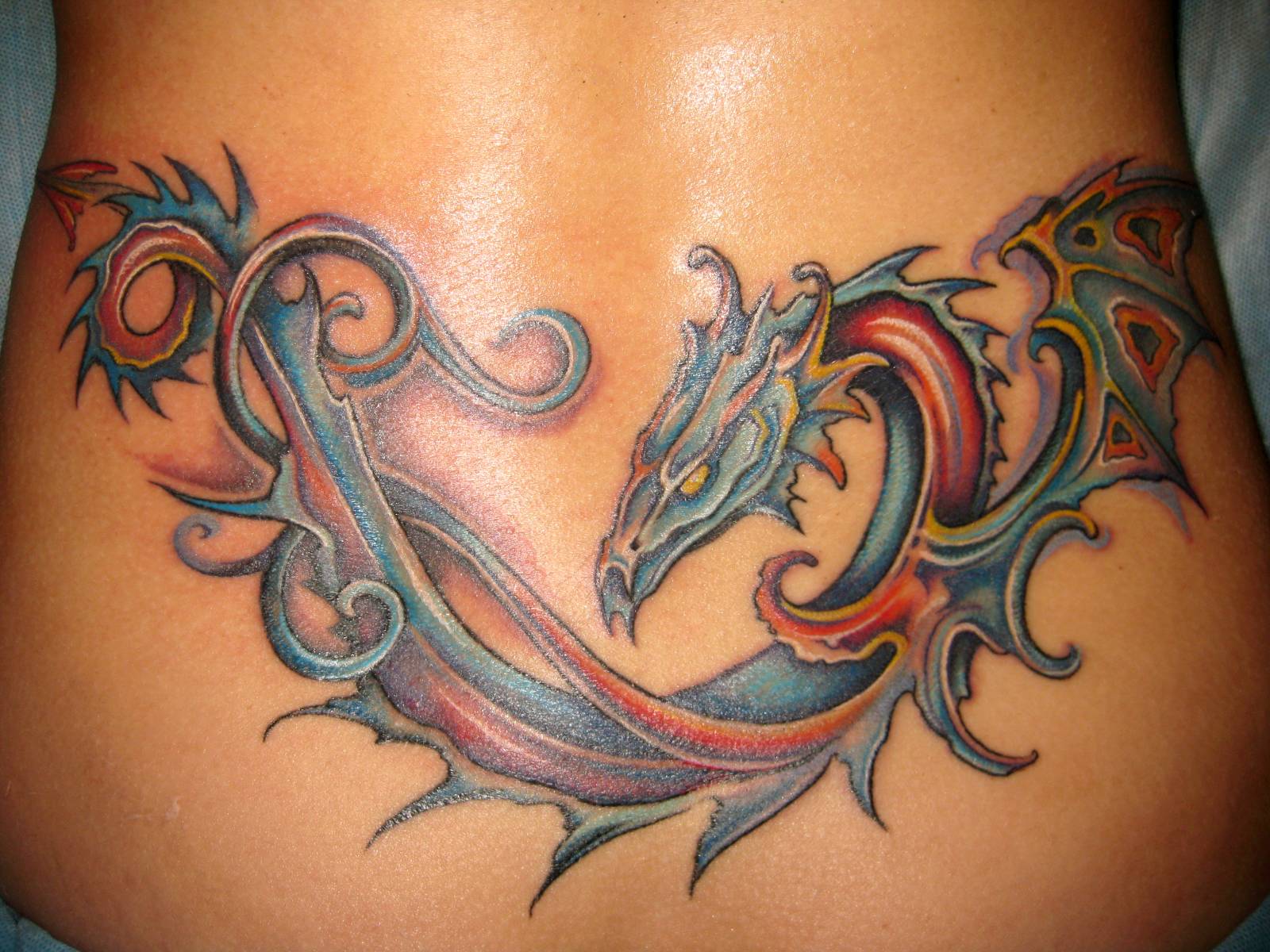 Татуировка дракон для девушки на пояснице