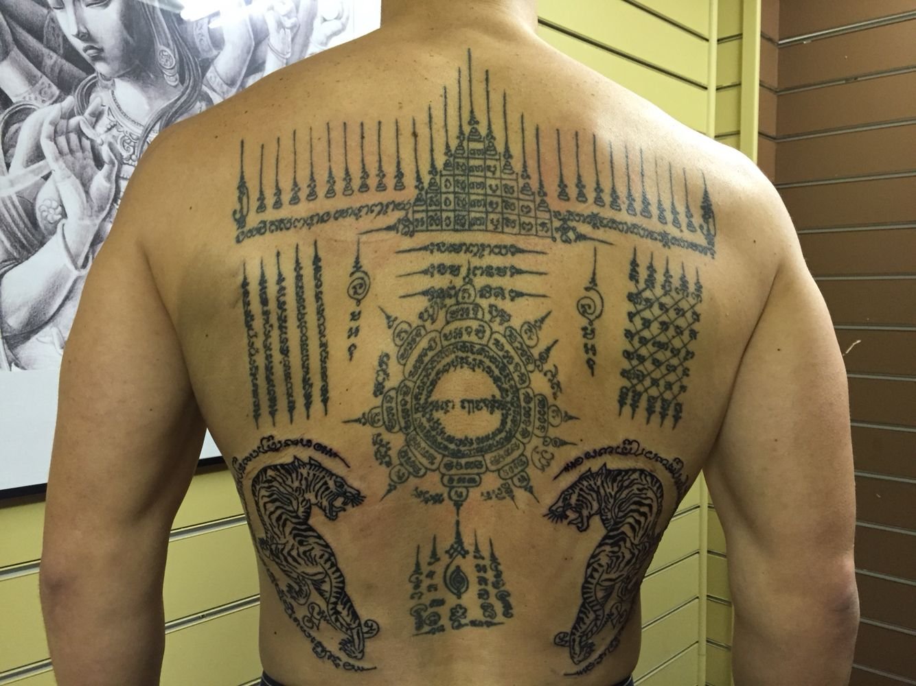 Татуировки Сак Янт на груди