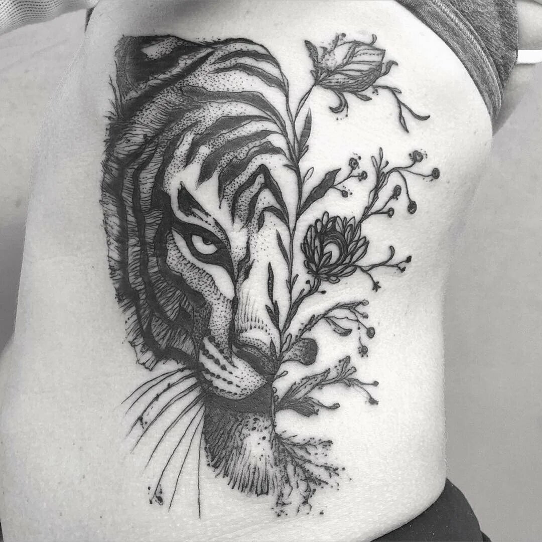 Татуировка тигрица у девушки