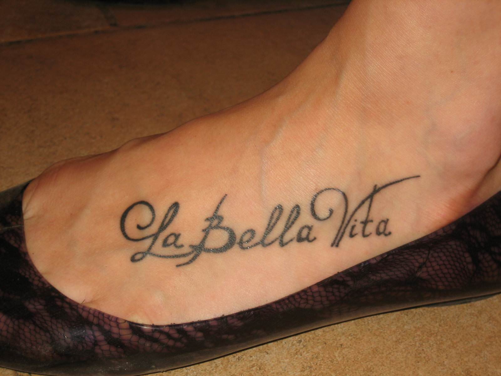 Тату надписи на латыни на ноге