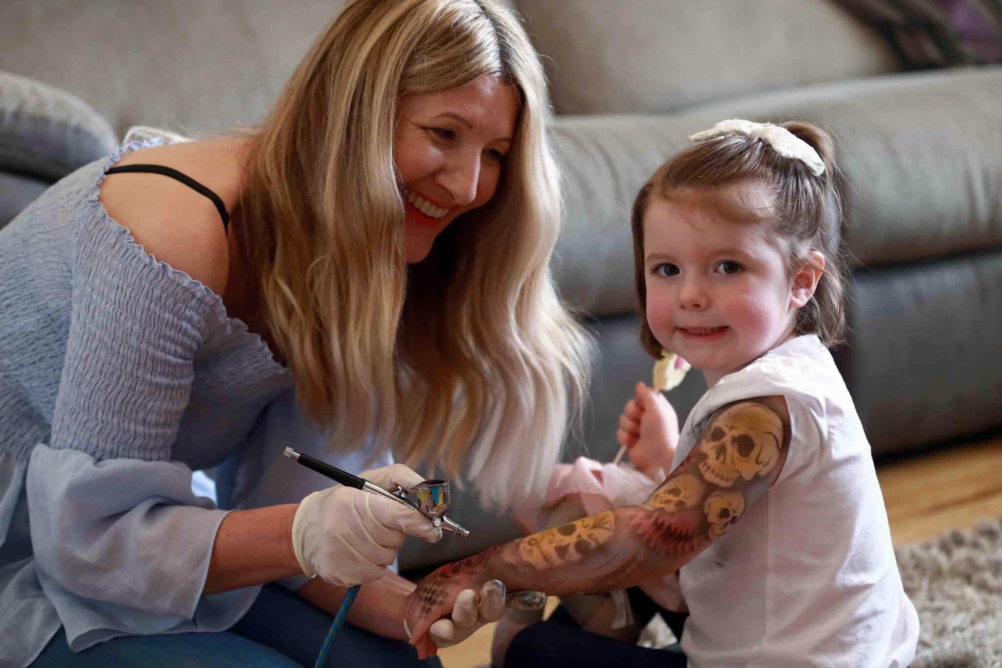 Татуированная девушка с ребенком