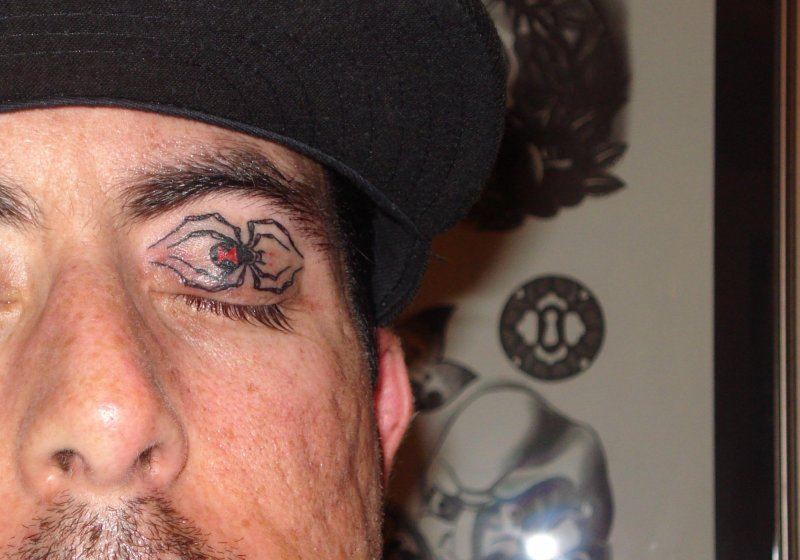 Татуировщик с черными глазами