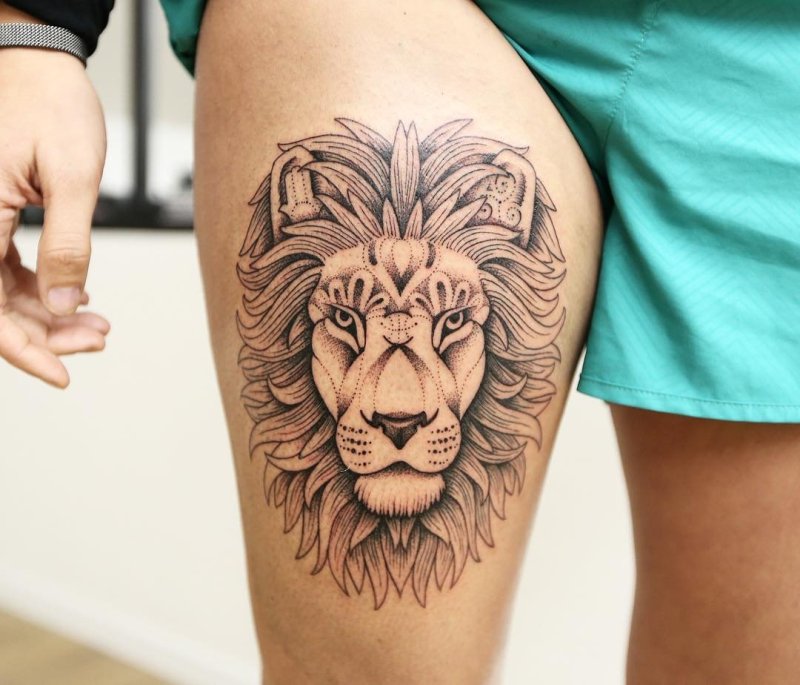 Татуировка Льва на бедре у девушек