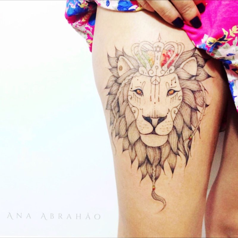 Татуировка на бедре Лев с короной